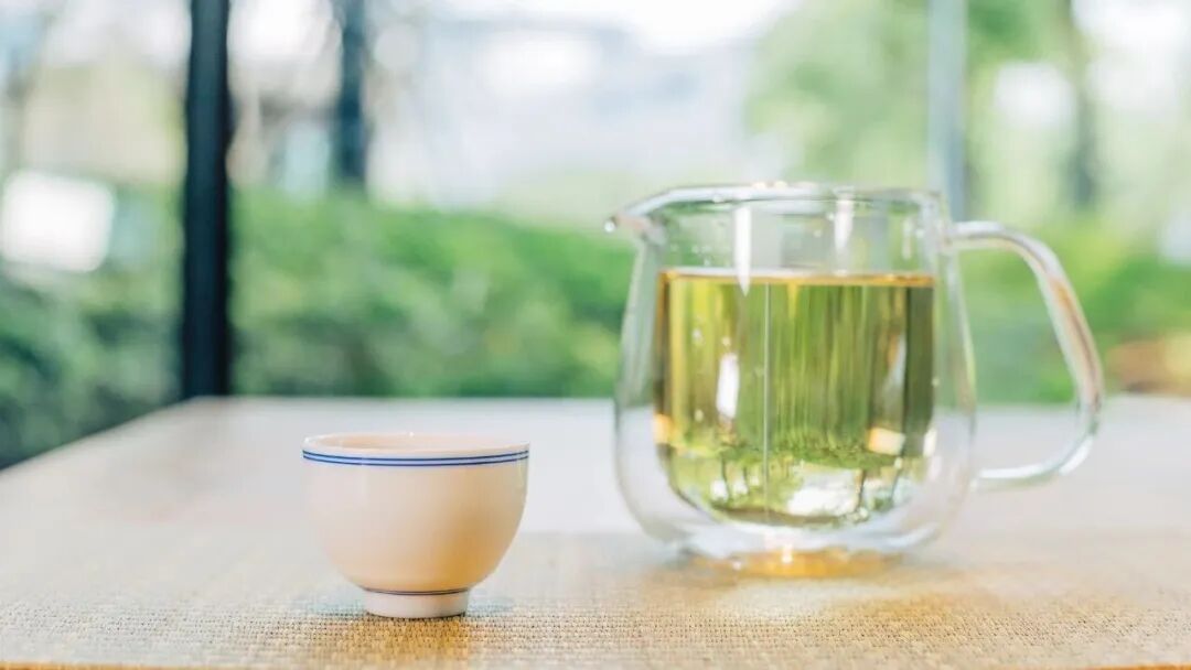 怕上火拼命喝水？喝错的人，火没灭，胃先垮了